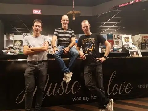 Het team van de muziekafdeling Vanderveen achter de toonbank
